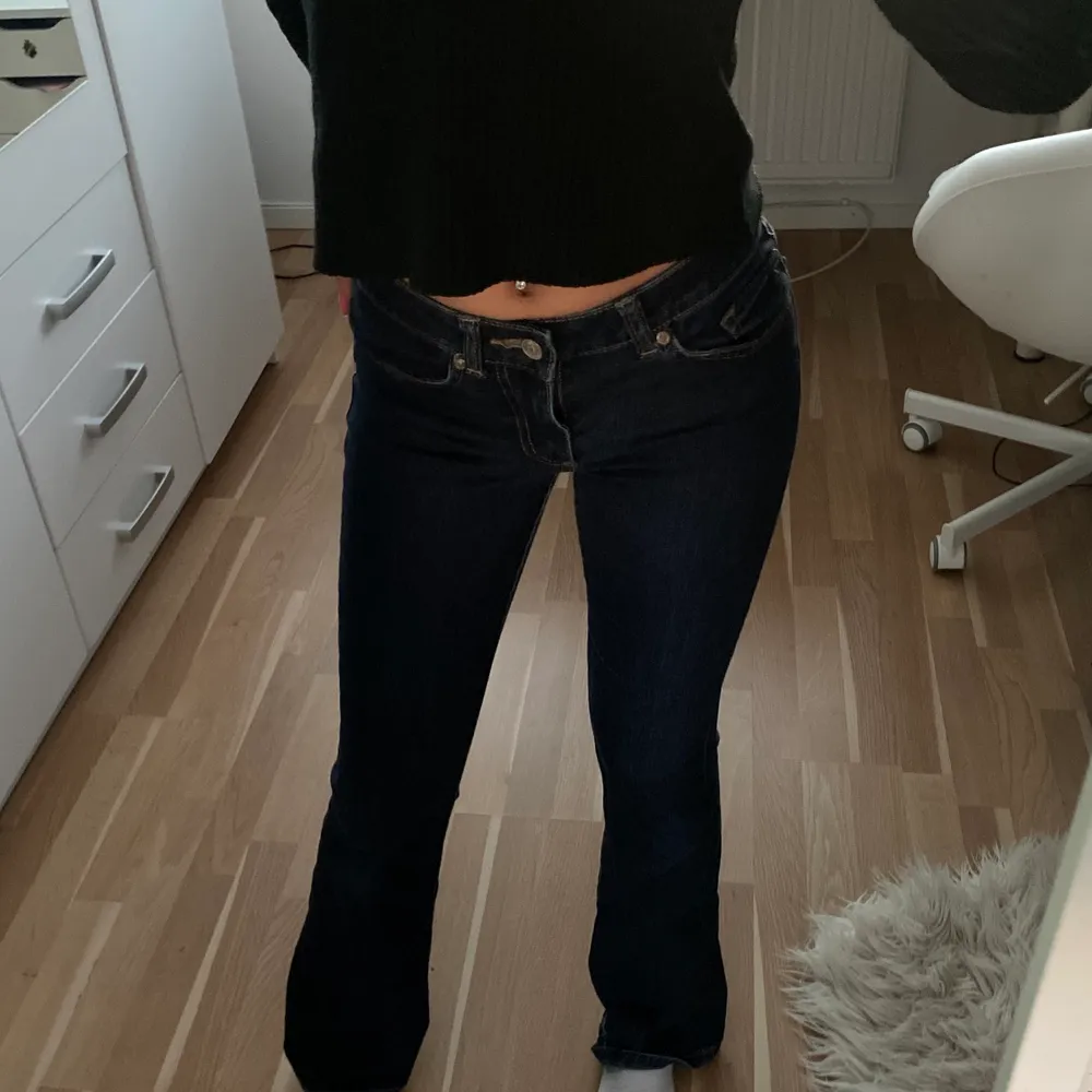 Säljer dessa fina bootcut jeans då de är för små för mig. Är 169 cm lång!. Jeans & Byxor.