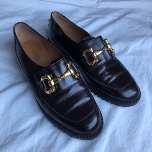 Perrti Palmroth skor med gulddetalj - Säljer mina superduperfina vintage Pertti Palmroth designskor i brunt, som aldrig riktigt kommit till användning. (Lite brunare i verkligheten) De är i fint skick och har bra kvalitet! Står inte vilken storlek, men de passar bra på mig som har 36 (och ganska smala fötter), de är nästan lite stora på mig. Köparen står för frakt!💕