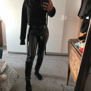 Lack byxor strl 36 - Ur snygga och SKÖNA lack byxor i strl 36. Använda upp till max 5ggr för inte haft rätta tillfällen för dom. Stretchiga!!! Jag är 155 cm - byxorna kan nog passa någon som är upp till 160 oxå 💕🕺🏼