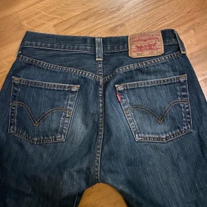 Levis 501 - Säljer mina Levis orginal 501, straight leg. Byxorna är i jätte bra skick och lågmidjade!💕 passar XS-M 