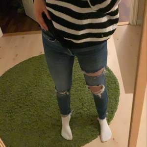 Jeans med hål i från Gina Tricot, storlek 36