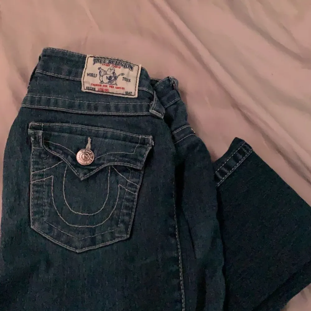 Intresse koll på mina super fina true religion jeans behöver tyvärr sälja eftersom d är för stora för mig. Innerbenet på 75cm (inte bootcut). Jeans & Byxor.