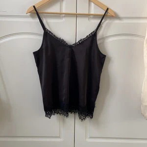 Linne❤️ - Jätte gulligt litet linne som passar till allt, storlek 34. Aldrig använd då den var för liten.❤️ Passar perfekt nu till sommaren!