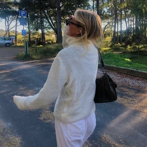 Stickad vit tröja - Jättefin vit stickad tröja med kedja. LÅÅÅÅNGA armar, passar xs-m beroende på önskad passform 🤍🤍🤍 SÅLD!!