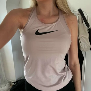 Träningslinne Nike - Träningslinne i fint skick (frakt tillkommer🤍)