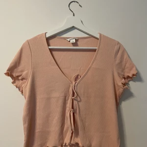 Rosa knyttopp  - Rosa topp som man knyter på två ställen💗