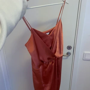 Klänning - Säljer min klänning som jag aldrig har använt! Super fin och udda färg❤️❤️