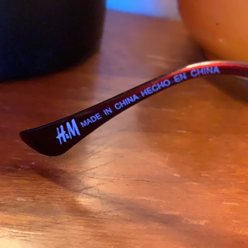 Solglasögon köpta på H&M.                                                  För övriga frågor kontakta mig privat! :)) . Accessoarer.