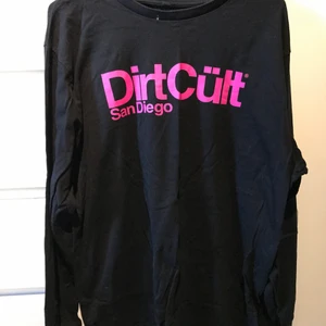 Dirtcült tröja - Longsleeve tröja från dirtcült, inte använd speciellt mycket. Fint skick😊