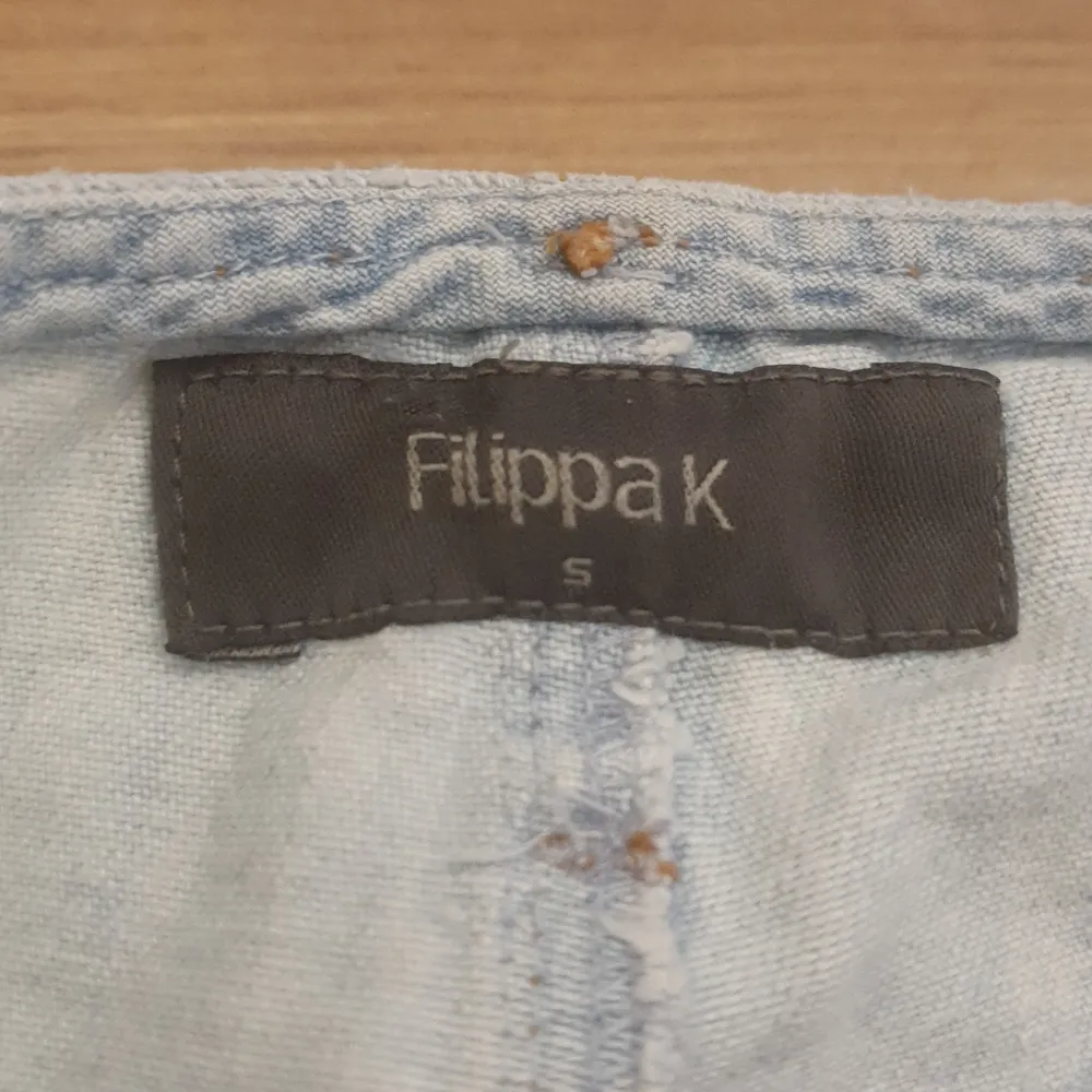 Filippa K jeans i fint skick. Storlek S vilket jag tror motsvarar ungefär stl 28-29. Låg midjad. . Jeans & Byxor.