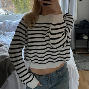 Randig stickad tröja  - Tröjan är köpt på boozt i höstas och är från märket soft rebels. I tröjan står det storlek xl men jag skulle snarare säga att det är som en xs/s. Den är sparsamt använd och köptes för 400 :- 🤍 frakten är inkluderad i priset!!