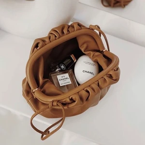 Pouch bag - Pouch bag.  Liknande Bottega Venetta Gathered Cloutch.  Färg och form som de första bilderna. Kan bäras under armen eller på axeln med tillhörande band.  Se defekter på bilderna.  Finns i Sköndal/Farsta eller fraktas. 