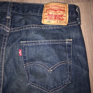 Levis jeans  - Ett par mörkblå Levis i storlek W32 L34. Väl använda med fortfarande i superfint skick ❤️