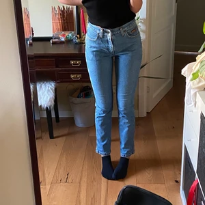 Vintage jeans - Ett par snygga Wrangler jeans köpta secondhand! De är dock för korta för mig och därför säljer jag! Superbra kvalitet och bra passform i midjan, knappt använda! Jag är runt 176 cm!