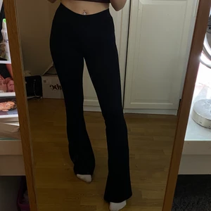 Utsvängda byxor gina  - Utsvängda svarta byxor den gina. Super sköna o mysa i o ha allmänt.