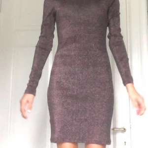 Glittrig klänning från H&M - En jättefin glittrig klänning från H&M i storlek 34. Passar perfekt till nyår eller nåt annat festligt. Nypris 200 så säljer den för 100