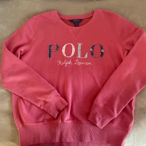 Ralph Lauren tröja! 🌸 - Jättefint skick och sparsamt använd! Nypris 795kr, mitt pris 200kr inkl frakt 🚚 Säljs pga att den ej kommer till användning. Storlek XS (lite oversized) men passar nog även S rätt bra !
