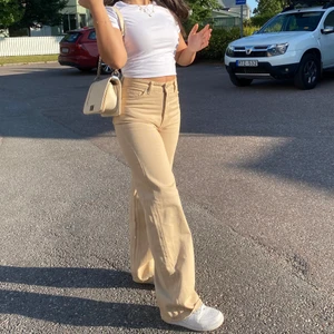 Beige vida jeans - Intresskoll på mina beiga vida jeans från monki i modellen yoko, St 25. 
