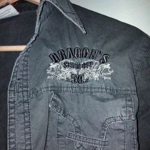 broderad mekanikerskjorta - Snygg skjorta passar mig lite kort bara 🤏🤌🤙