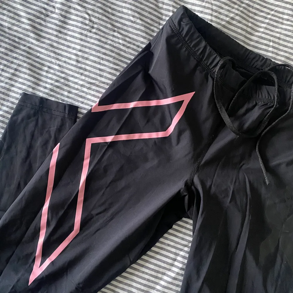 2XU tights med rosa detaljer, inprincip nya! Stl S! Frakt tillkommer 💗 Köpta för 1000kr! . Jeans & Byxor.