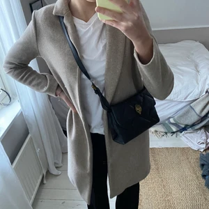 Kappa från zara - Säljer denna fina och enkla kappa från zara i beige. Jättefint skick och modell. Priset är 250 kr inkl frakt. 💕