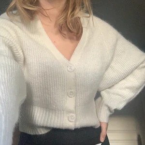 Vit cardigan - Fin vit cardigan med knappar!!! Originalpris 299 kr