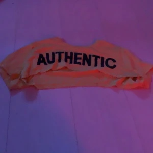 Sport top - Man har den över en sport bh eller linne, super snygg från NA-KD. Har verkligen aldrig använt den så nu får den gå. För bild hur den sitter på, kom privat!