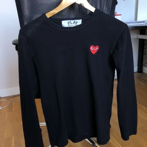 CDG PLAY sleve strl S 7-10 - Fin tröja utan fläckar men har tyvärr ett litet hål på ryggen vid märkes lappen. Storlek S men sitter som XS! 