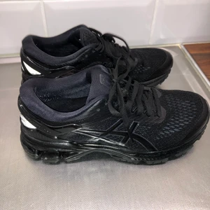 Tränings sko asics svart - Superskön träningssko som är väl uppbyggd. Nypris ca 1700kr. Ger bra stöd i löpning och sitter fint på foten. Använda fåtalet gånger, skickas vädrade och dammsugna. Pris går att diskutera. Köparen står för frakt💕