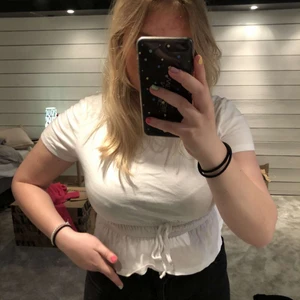 Vit tröja från Zara - Säljer denna då den inte kom till användning. Oanvänd! Köparen står för frakten. Storlek M. 