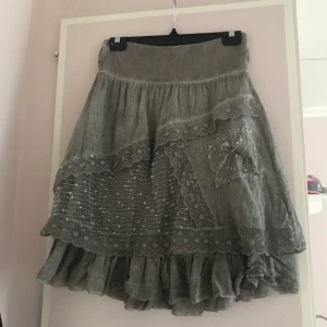 Volang kjol - Brun/grå kjol med volanger och spets 🖤 100kr+frakt eller högstbjudande om flera visar intresse :)