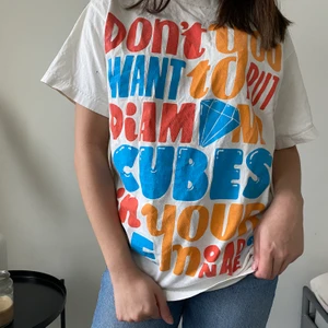 Trendig t-shirt  - Färg glad trendig t-shirt som är lätt att styla för alla årstider 🔥