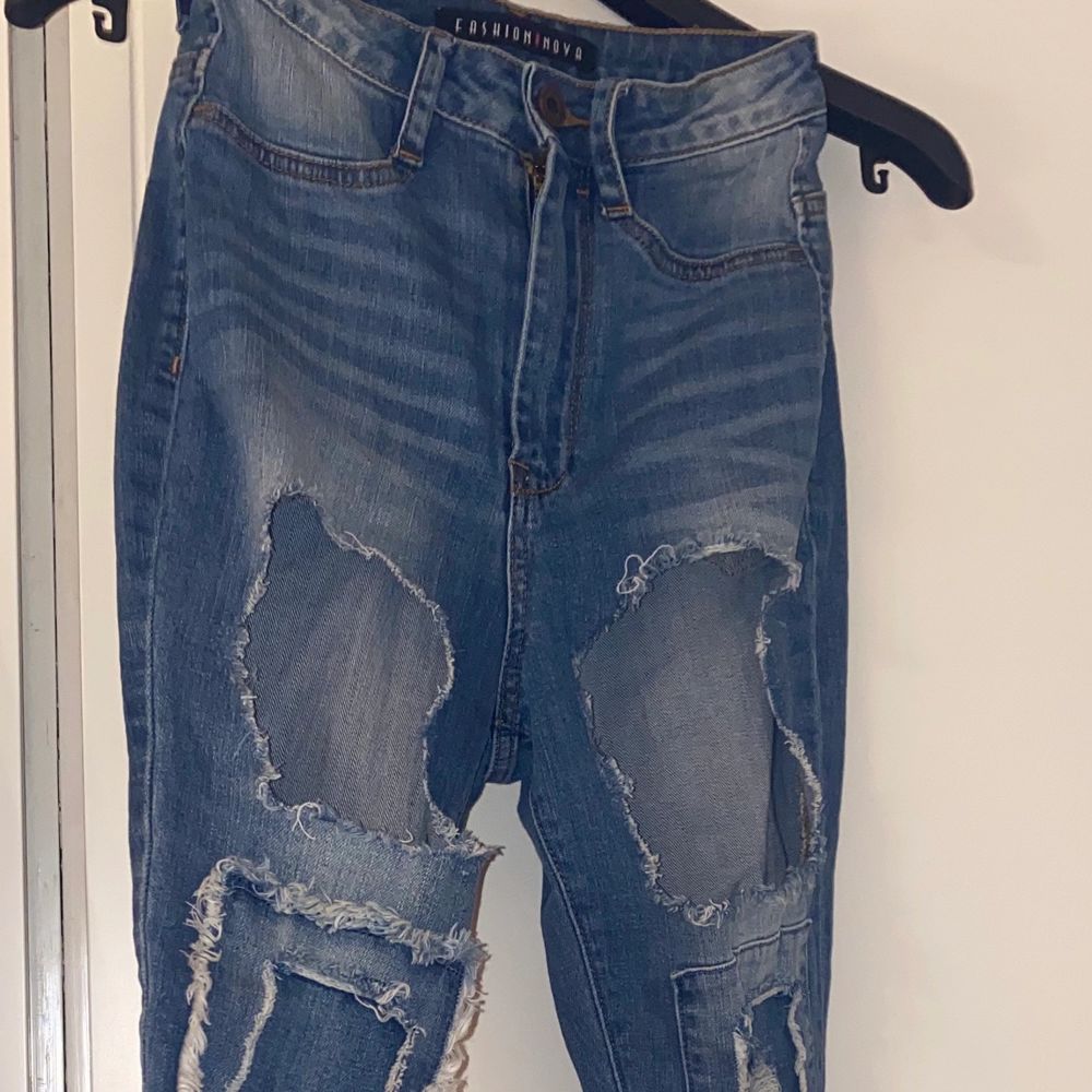 ♥️ Jeans från Fashion Nova i stl. 3. Passar XS-S! Slitningar och hål både på fram- och baksidan. Använda 2-3 gånger. Frakt tillkommer. ♥️. Jeans & Byxor.