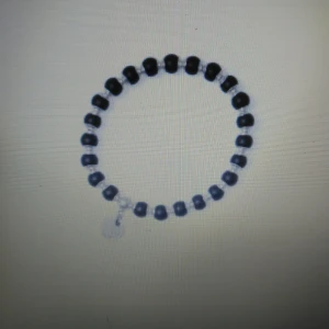 Armband från Bud to Rose (Lizzie Silver-Black)  - Säljer ut smycken från Bud to Rose från en konkursutförsäljning. Allting säljes för ca 70% av ordinarie pris. Allt kommer från från en butik som tvingats stänga. Så helt nya smycken för 70% av ordinarie pris. Priset som står på varan här inne gäller. Varan skickas mot fraktkostnad, kollar upp summa för detta efter hand som ni beställer då många beställer mer än en sak och då blir priset annorlunda. Betalning via swish. Bild lånad från Bud to Rose. 