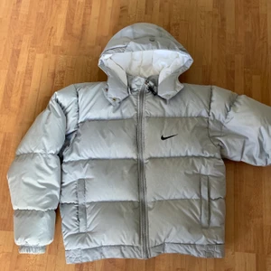 Nike puffer jacket  - BUDGIVNINGEN SLUTAR IDAG 22:00!BUDA I KOMMENTARERNA Den är i dun och det finns en luva till! Budgivning sker i kommentarerna och avslutas tisdag 16/3 kl 22:00! Minsta ökning är med 40kr! Om man vill buda fast inte så tidigt så skicka privat till mig att ni vill buda samma dag som budgivningen avslutas så skickar jag en påminnelse till alla en timme innnan budgivningen slutar!