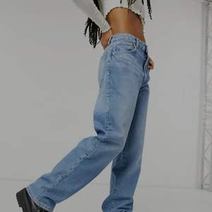 Super fina baggy 90's Jeans från bershka i storlek 38. Om de är många intresserade kan de bli budgivning.(köpt på asos) 