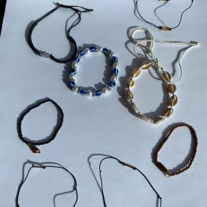 Olika armband - 100 kr för allt tillsammans inklusive frakt, om du endast vill ha ett av dessa så kostar det 35 kr ”styck”inklusive frakt 📦 🦋 vissa säljs tillsammans som ni kan se på bilderna 