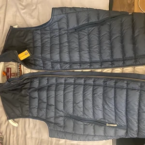 Parajumpers väst - Säljer äkta pjs väst, herr strl M. Knappt använd å köptes i butik för 3000kr💕 pris kan diskuteras vid snabb affär