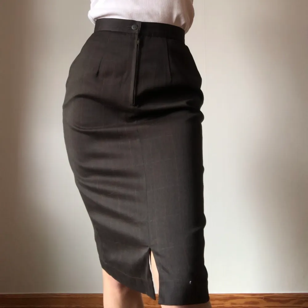 Superfin kjol som sitter rätt tight , midjemått ligger på 64 cm ungefär ! Sparsamt använd 😇. Kjolar.