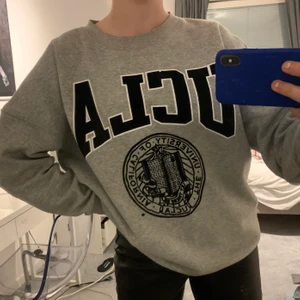 UCLA sweatshirt  - Sweatshirt från H&M, slutsåld. I mycket fint skick i storlek M, overzied. 150 + frakt, buda gärna💕 högsta bud: 240 + frakt. Budgivning slut torsdag 20:00