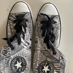 Svart vita converse - Jättecoola mönstrade svart vita converse, köpta för 400kr. Använda men väldigt bra skick fortfarande och bekväma💕 