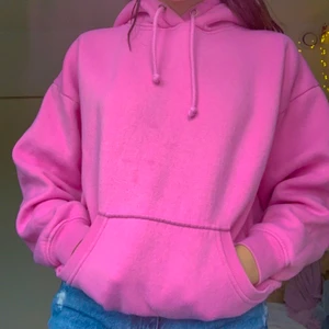 BIKBOK Rosa hoodie - -Strl S • Använt 1-2ggr • tjock material • säljer pga inte min stil 🤎