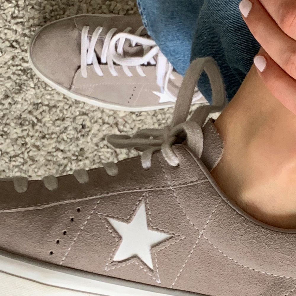 SKITSNYGGA Converse i grå/beige mocka med platå. Helt SLUTSÅLDA och finns inte att köpa. Använda och därför lite smutsiga/skavda på sidorna av sulan. Däremot är jag säker på att det går att tvätta bort om man skrubbar. Mockan är i jättefina skick och utan fläckar eller annat. Nypris ca 900kr. mitt pris 500, eller kom med ett bud!💘💘. Skor.