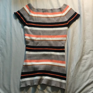 Randig Tshirt - Fint skick! Storlek S. 70-tals vibbar, funkar offshoulder & på axlar. Möts Stockholm/fraktar🥰