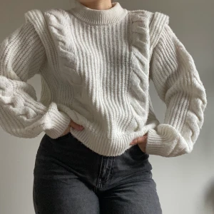Vit stickad tröja - Chunky vit stickad tröja i superskönt material. Bra skick. Kommer tyvärr inte till användning. Kommer från ginatricot. Skicka ett meddelande för fler bilder eller frågor.