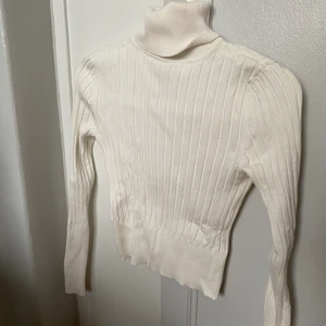 Vit ribbad polo från Zara strl XS - Ganska tajt i kragen men annars stretchig. Använd 1 gång. 