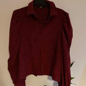 Säljer denna jättefina vinröda manchester skjorta med puffiga axlar från BikBok, i princip oanvänd! Fraktar eller möts upp i Kalmar 🥰