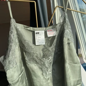 Helt nytt pyjamas set med tillhörande shorts  - Aldrig använt eftersom det är för stort (storlek L), kan köpas separat. Fräscht och skönt material, går att spänna linnet tills det sitter bra på en själv. Fraktar endast (jag står för frakten) 🤍