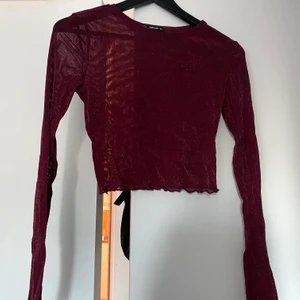 Glittrig mesh-tröja❤️ - Vinröd mesh-tröja från shein❤️ superskönt material som är lätt och sticks inte, fråga för fler bilder❣️✨ priset är exklusive frakt kan annars mötas upp i Lund 