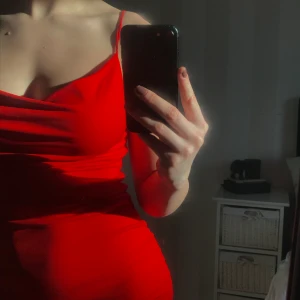 Tajt röd/rosa klänning  - Super skön o stretchig klänning från bikbok i storlek xs.